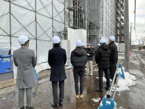 建設現場で説明を受ける参加者の様子