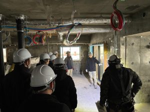 施工中の建設現場を見学する様子