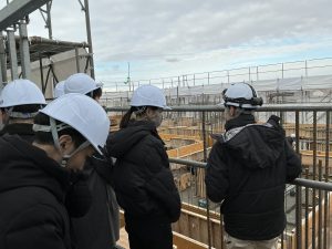 施工中の建設現場を見学する様子
